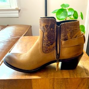 Women’s sz 10 JB Dillon tan ankle boots